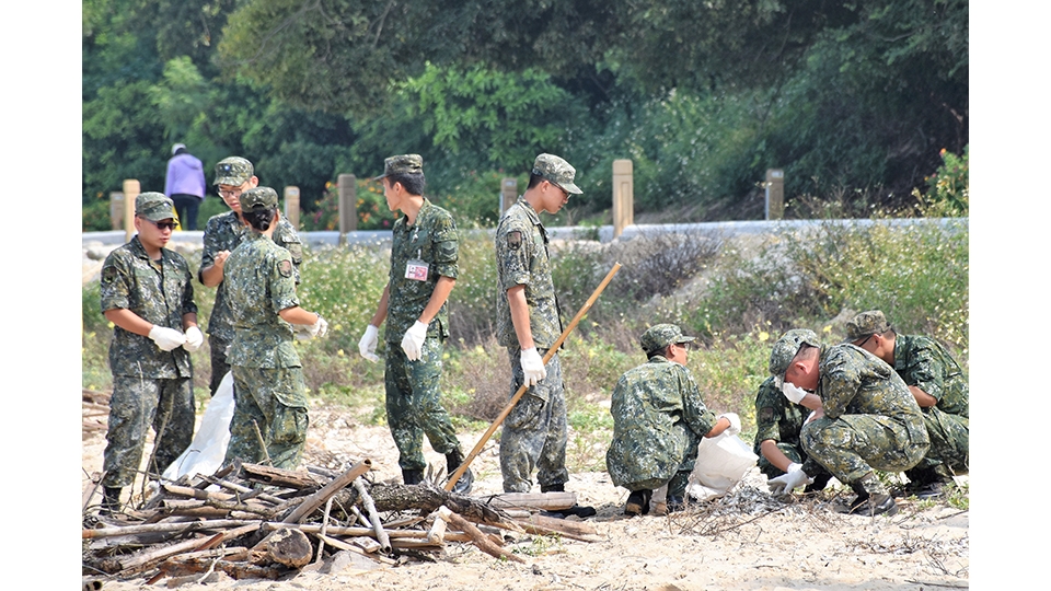 國軍弟兄也加派人手前來支援， 眾人齊心維護金門海岸。